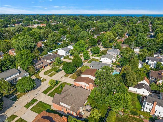 901 Hollywood Avenue, Grosse Pointe Woods, MI 48236