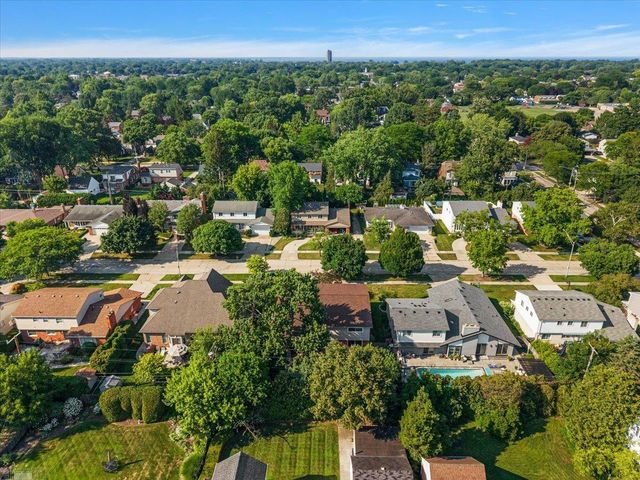 901 Hollywood Avenue, Grosse Pointe Woods, MI 48236