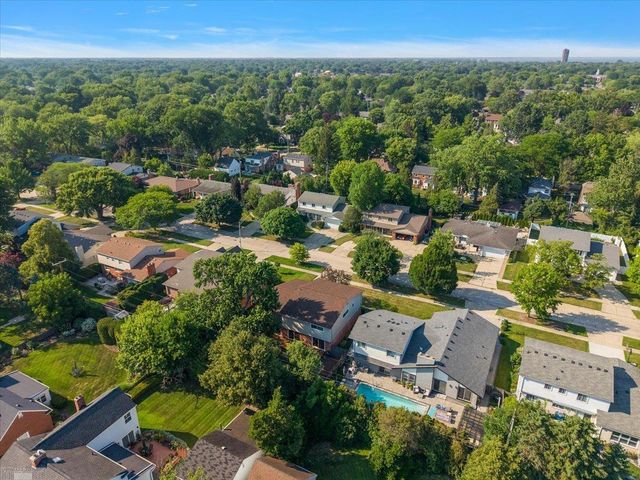 901 Hollywood Avenue, Grosse Pointe Woods, MI 48236