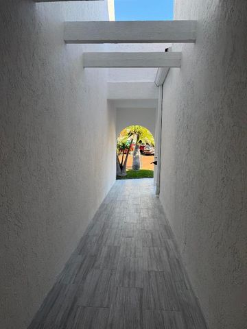 126 Harbor Circle, Delray Beach, FL 33483