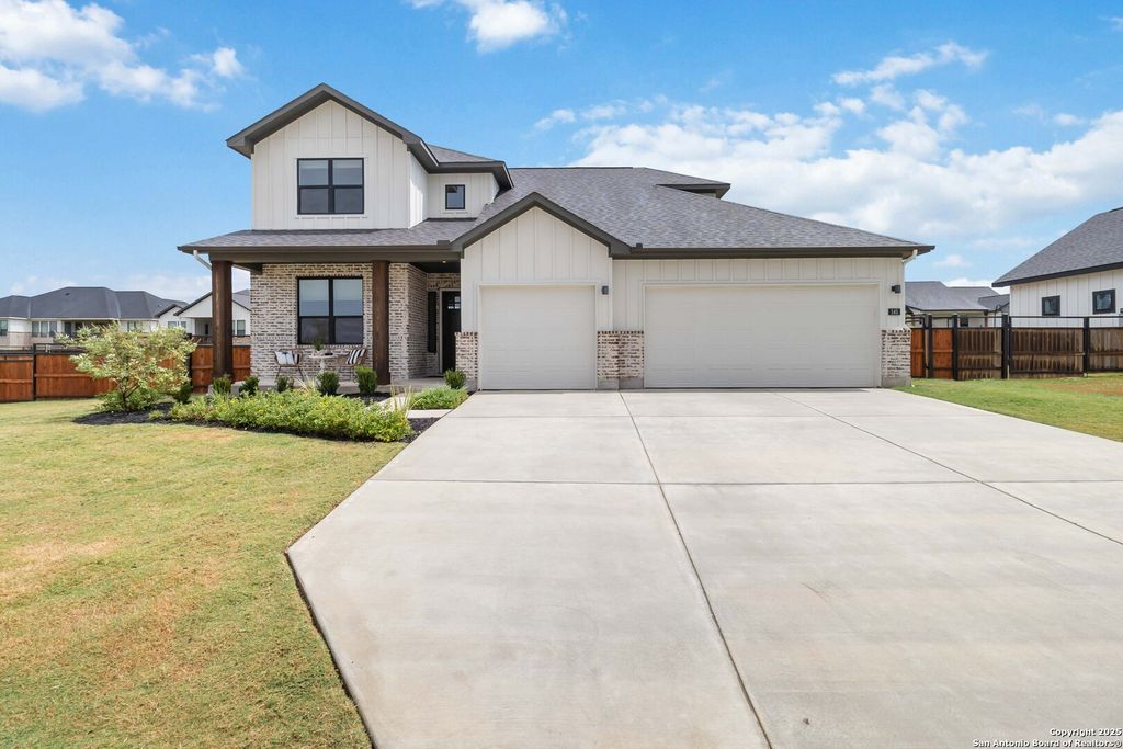 145 W Magnolia, La Vernia, TX 78121