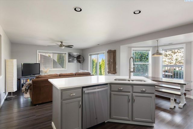 2918 W 43rd Ct, Kennewick, WA 99337