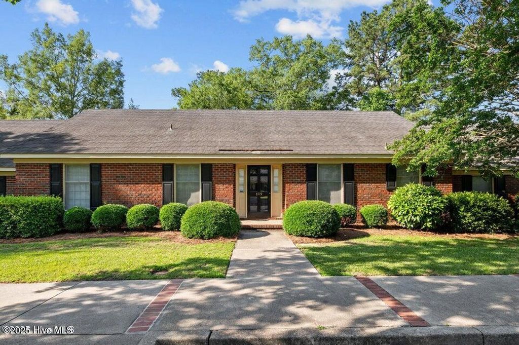 809 Greenbriar Road, Kinston, NC 28501