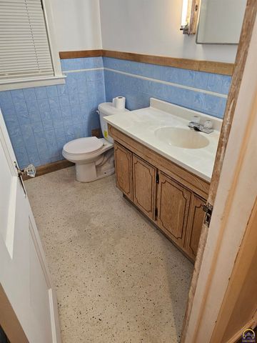 2323 SW Huntoon ST, Topeka, KS 66604