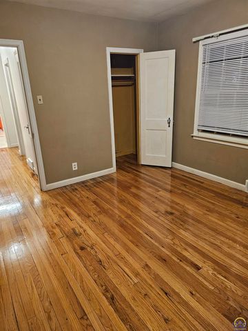 2323 SW Huntoon ST, Topeka, KS 66604