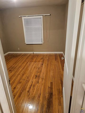 2323 SW Huntoon ST, Topeka, KS 66604