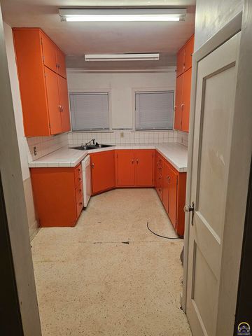 2323 SW Huntoon ST, Topeka, KS 66604