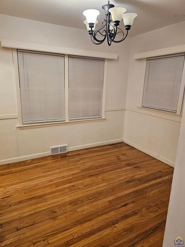 2323 SW Huntoon ST, Topeka, KS 66604