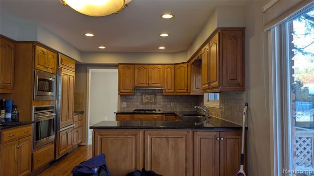 4912 Oak River Drive, Troy, MI 48098