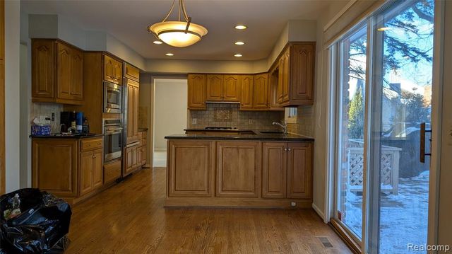 4912 Oak River Drive, Troy, MI 48098