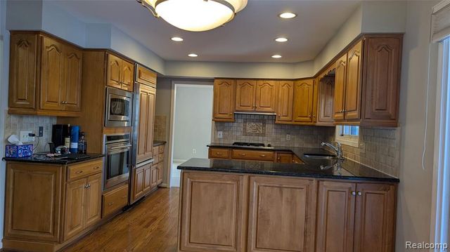 4912 Oak River Drive, Troy, MI 48098