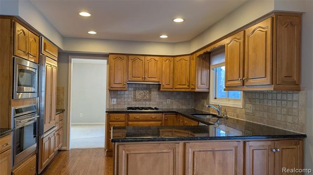 4912 Oak River Drive, Troy, MI 48098