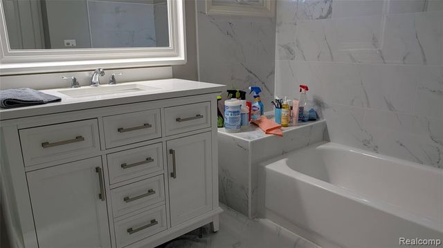 4912 Oak River Drive, Troy, MI 48098