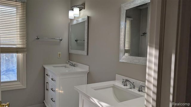 4912 Oak River Drive, Troy, MI 48098