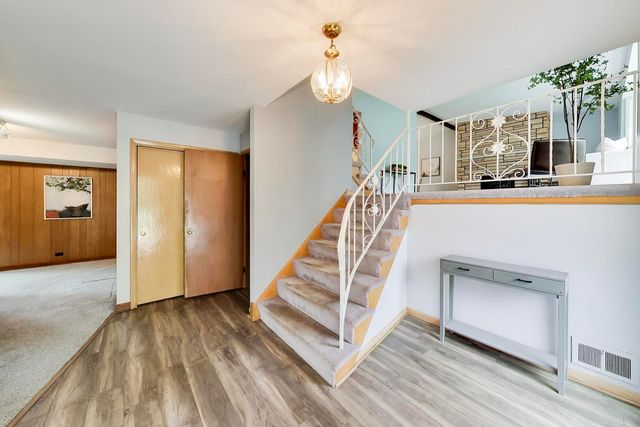 803 E Valley Lane, Arlington Heights, IL 60004