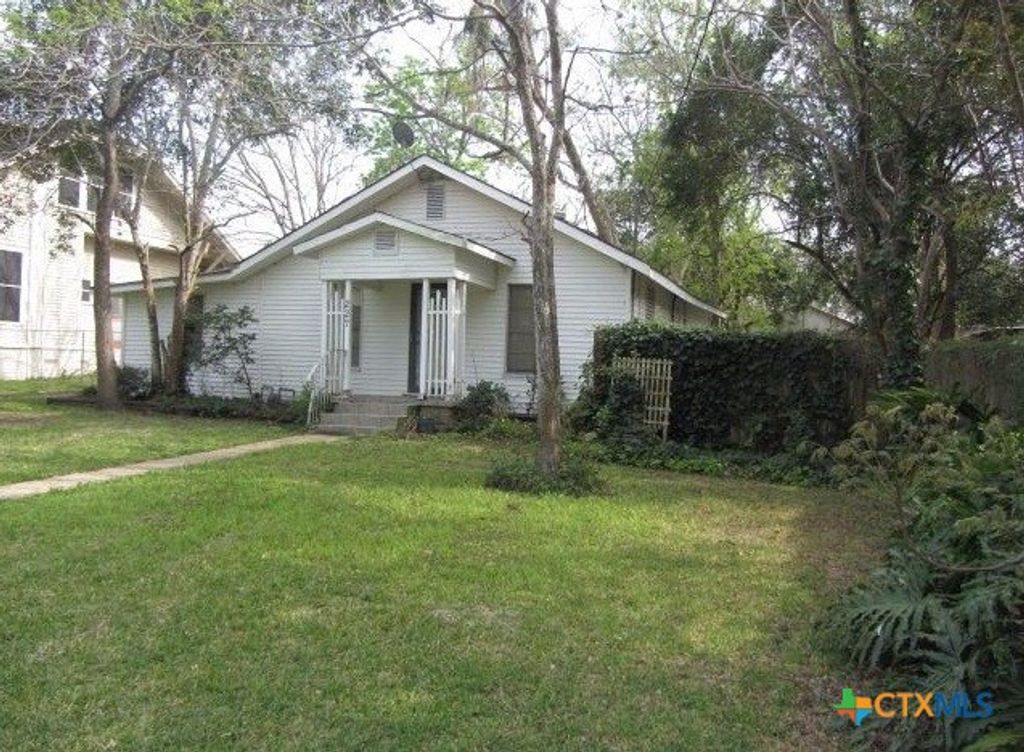 227 W End Street, Goliad, TX 77963
