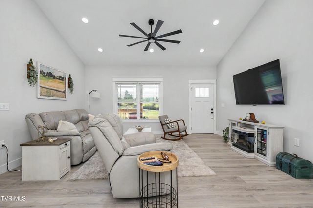 100 Hunt Road, Jonesborough, TN 37659