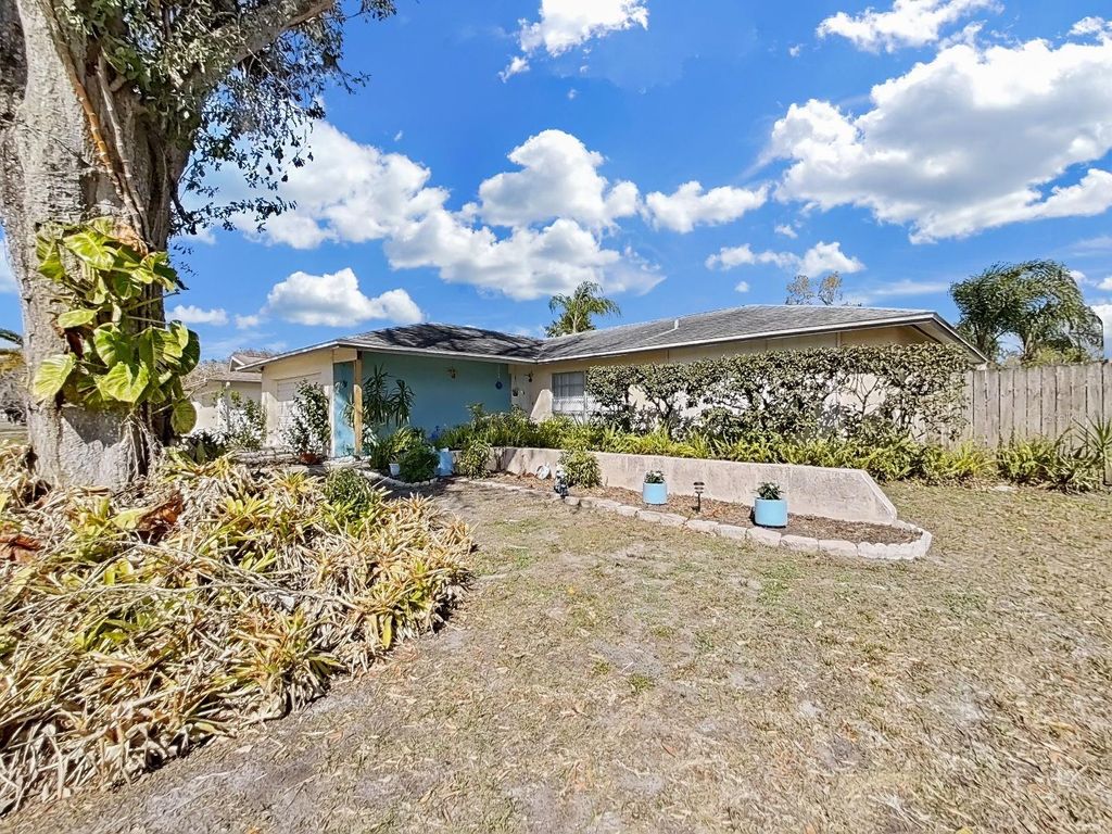 Image 2 of property listing at 5205 RIPPLE CREEK DRIVE, Tampa, FL 33625