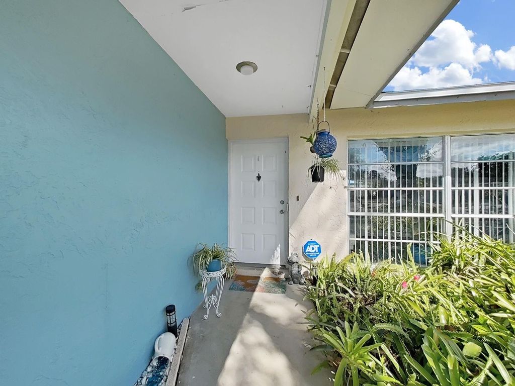 Image 4 of property listing at 5205 RIPPLE CREEK DRIVE, Tampa, FL 33625