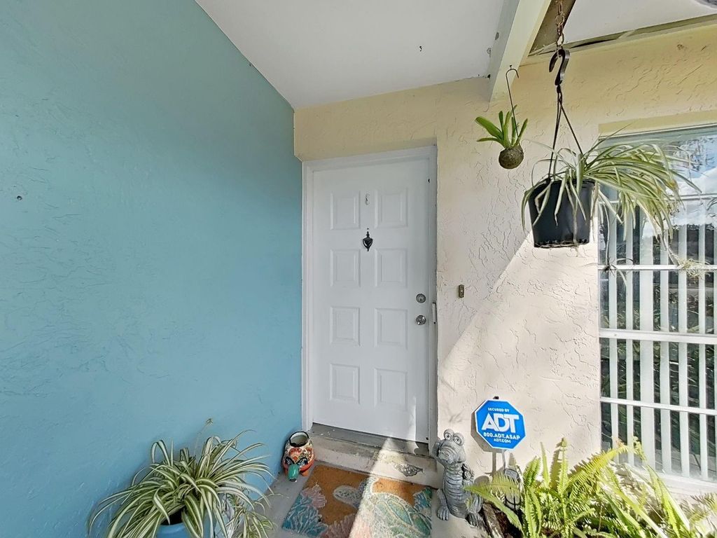 Image 5 of property listing at 5205 RIPPLE CREEK DRIVE, Tampa, FL 33625