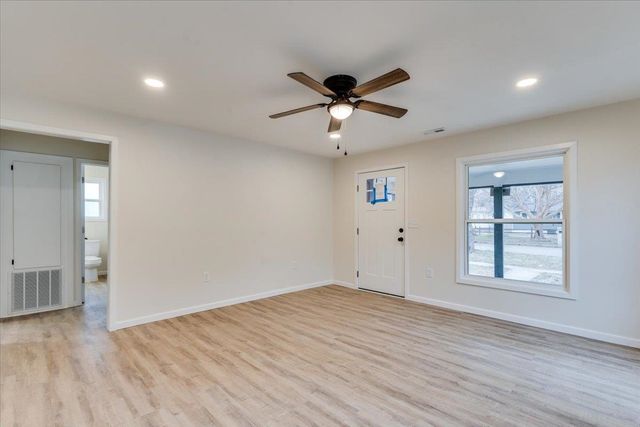 1517 S Greenwood Ave, Wichita, KS 67211