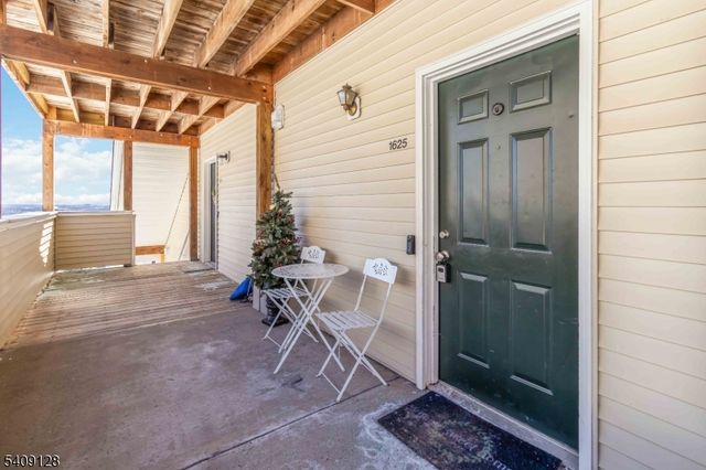 1625 King Ct, Green Brook Twp., NJ 08812