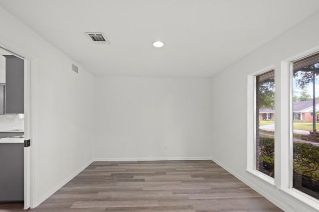8307 Braesview Lane, Houston, TX 77071