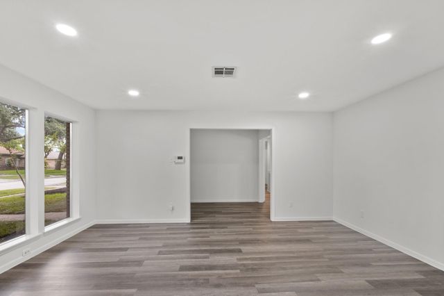 8307 Braesview Lane, Houston, TX 77071
