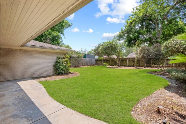 8307 Braesview Lane, Houston, TX 77071