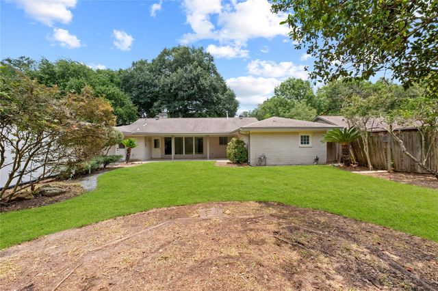 8307 Braesview Lane, Houston, TX 77071
