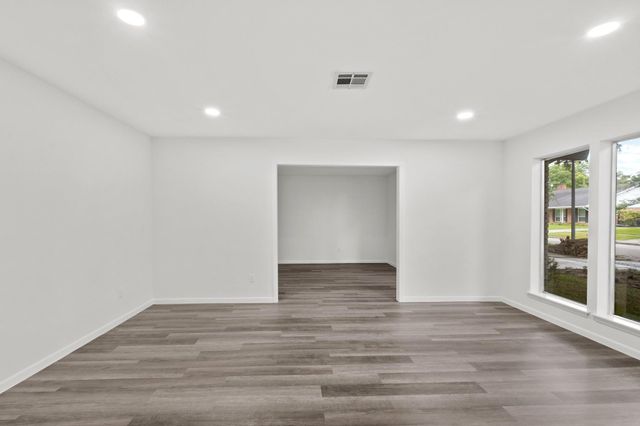 8307 Braesview Lane, Houston, TX 77071