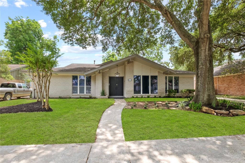 8307 Braesview Lane, Houston, TX 77071