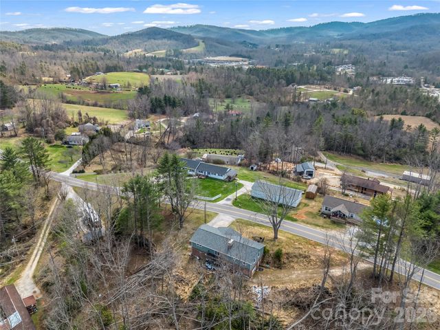1086 Carters Ridge Road, Spruce Pine, NC 28777
