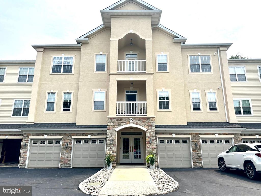 2 FALCON DR #202, Holland, PA 18966