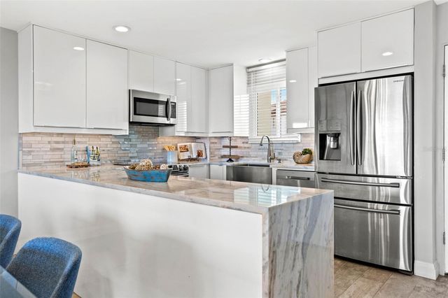 1365 SNELL ISLE BOULEVARD NE 8D, St Petersburg, FL 33704