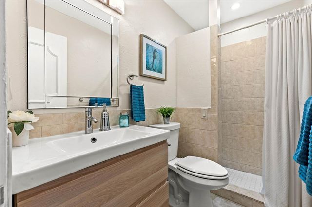 1365 SNELL ISLE BOULEVARD NE 8D, St Petersburg, FL 33704