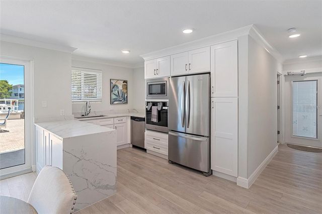 1365 SNELL ISLE BOULEVARD NE 8D, St Petersburg, FL 33704