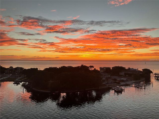 1365 SNELL ISLE BOULEVARD NE 8D, St Petersburg, FL 33704