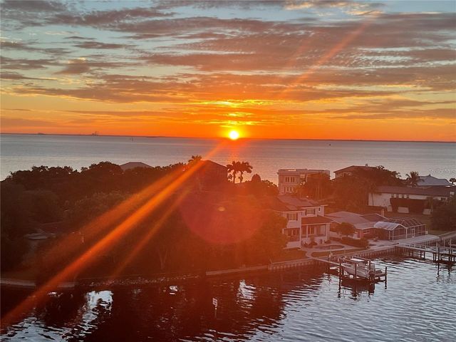 1365 SNELL ISLE BOULEVARD NE 8D, St Petersburg, FL 33704