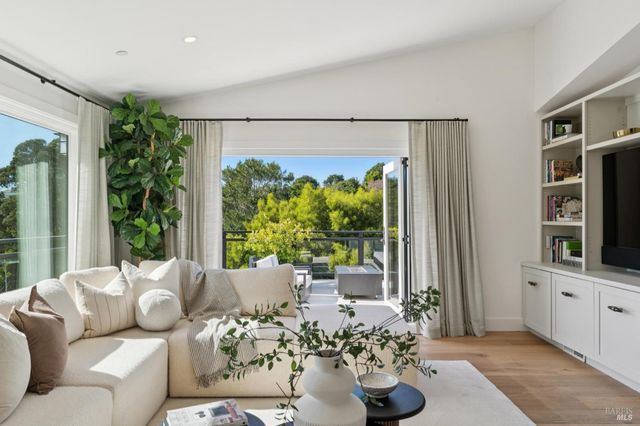 30 Corte Sereno, Greenbrae, CA 94904