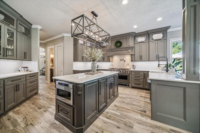 11 Turtle Cove Court, Kingwood, TX 77346