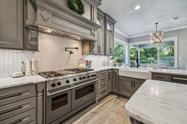 11 Turtle Cove Court, Kingwood, TX 77346