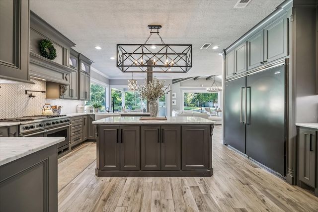 11 Turtle Cove Court, Kingwood, TX 77346