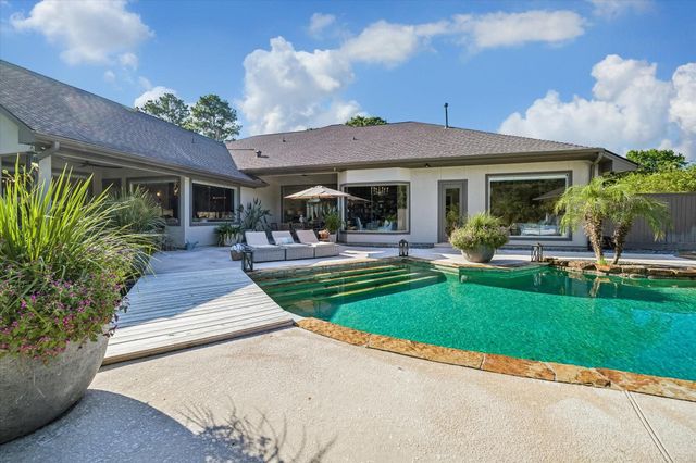 11 Turtle Cove Court, Kingwood, TX 77346