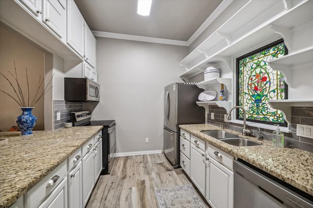 11 Turtle Cove Court, Kingwood, TX 77346