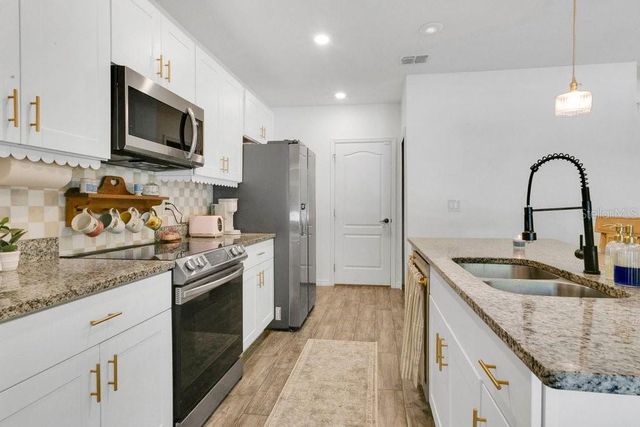 2042 1ST AVENUE, Deland, FL 32724
