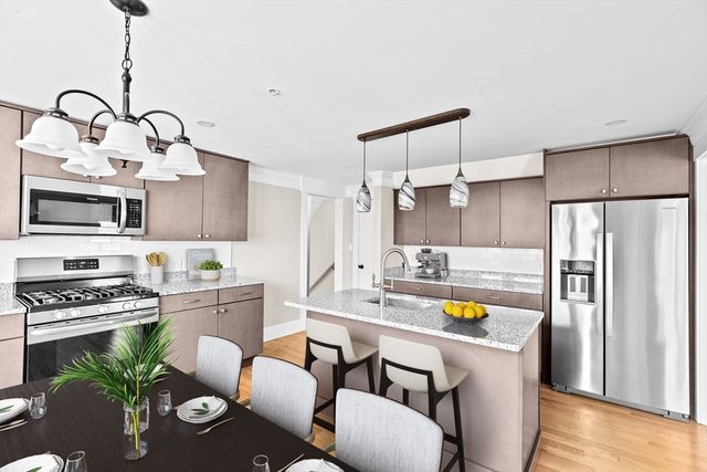 31 Mayflower St 3, Plymouth, MA 02360