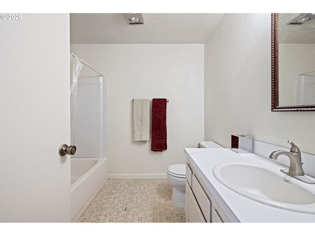 4429 FOX HOLLOW Rd 3, Eugene, OR 97405