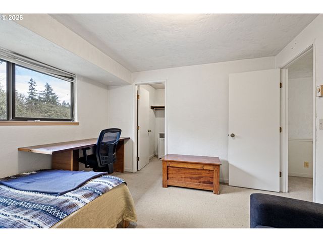 4429 FOX HOLLOW Rd 3, Eugene, OR 97405