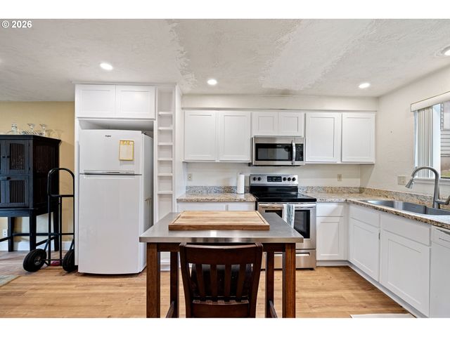 4429 FOX HOLLOW Rd 3, Eugene, OR 97405